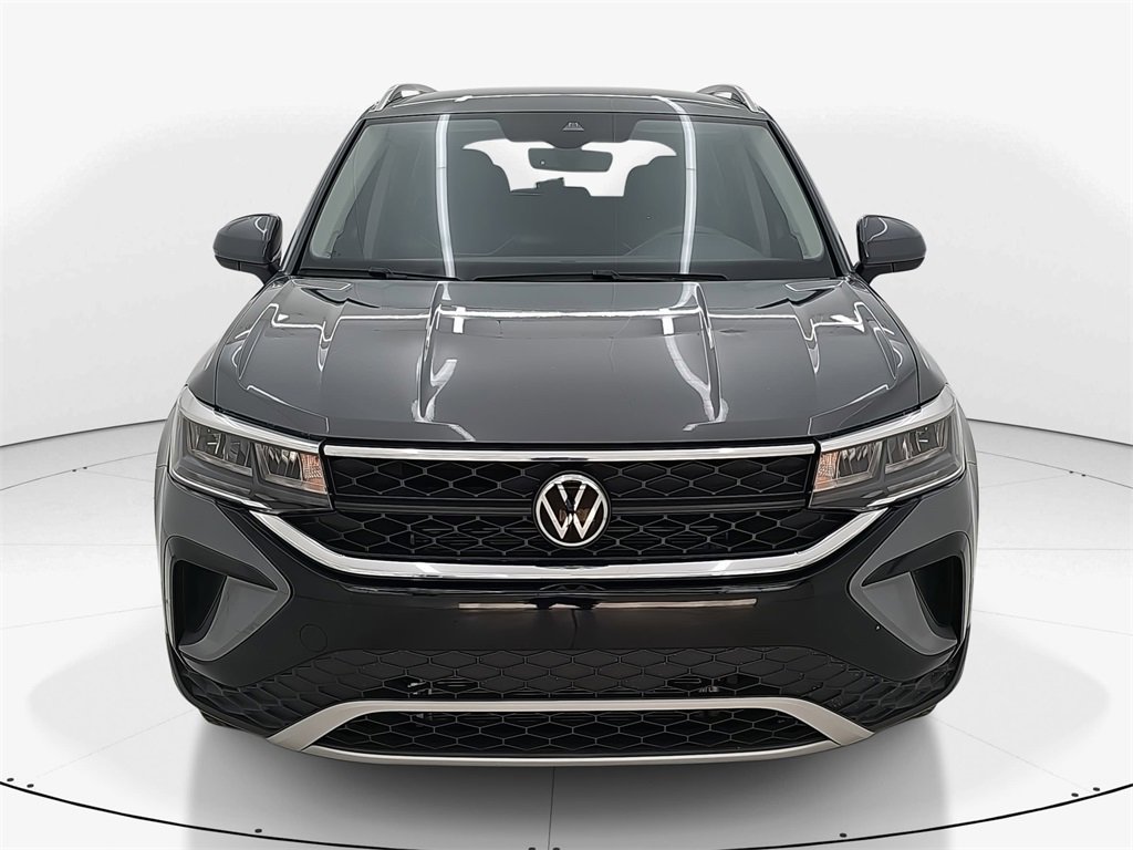 Used 2024 Volkswagen Taos SE image 2