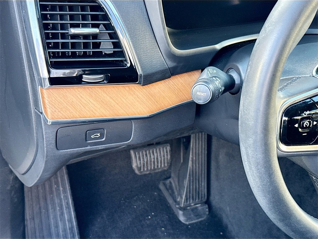 Used 2023 Volvo XC90 B5 Plus w/ Protection Package Premier image 11