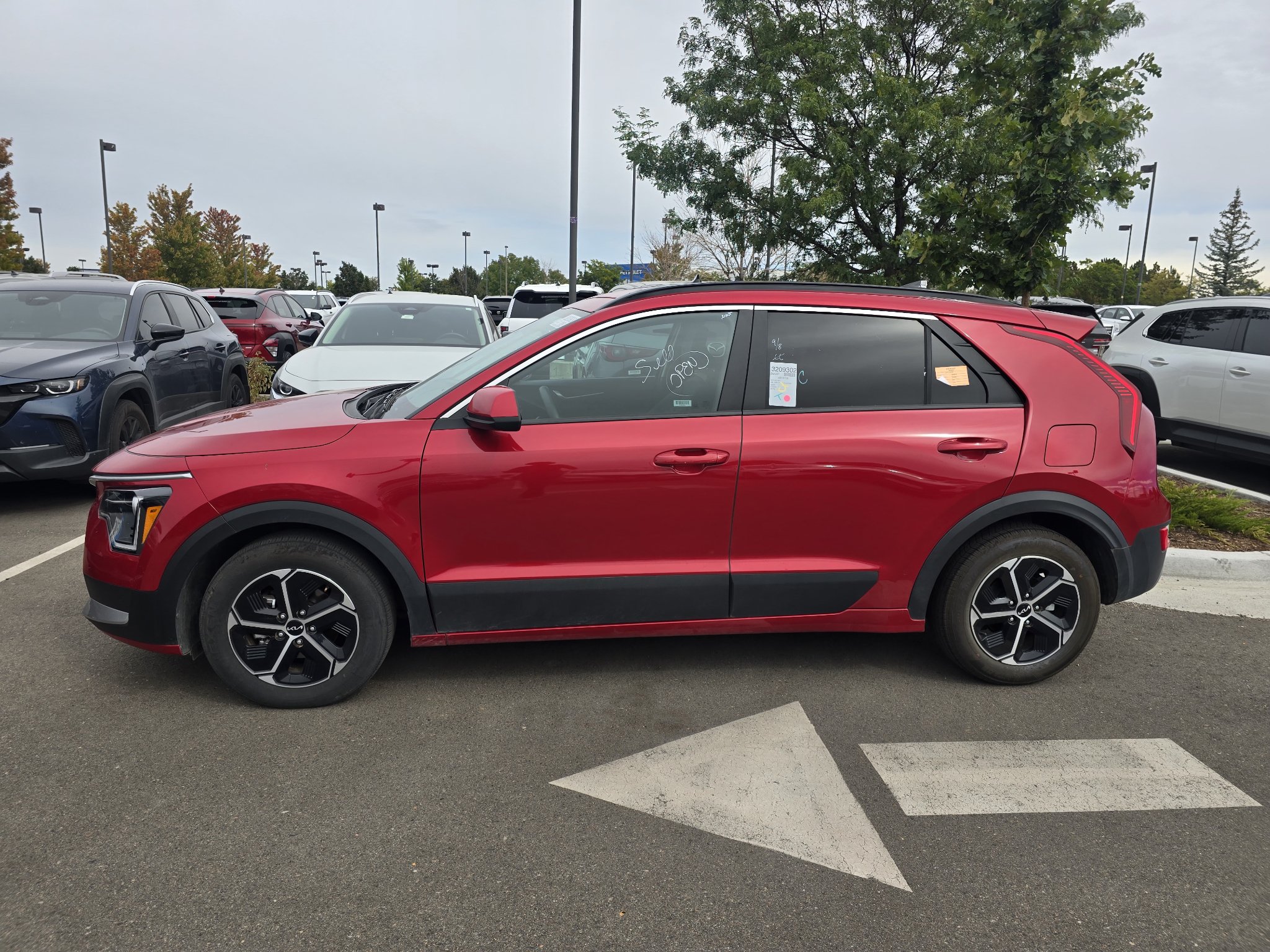 Used 2025 Kia Niro LX FWD image 2