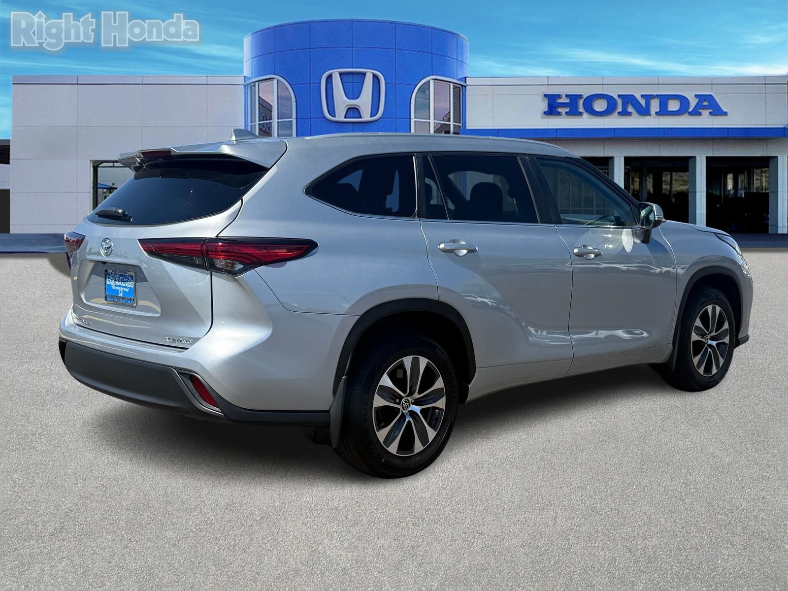 Used 2023 Toyota Highlander XLE image 8