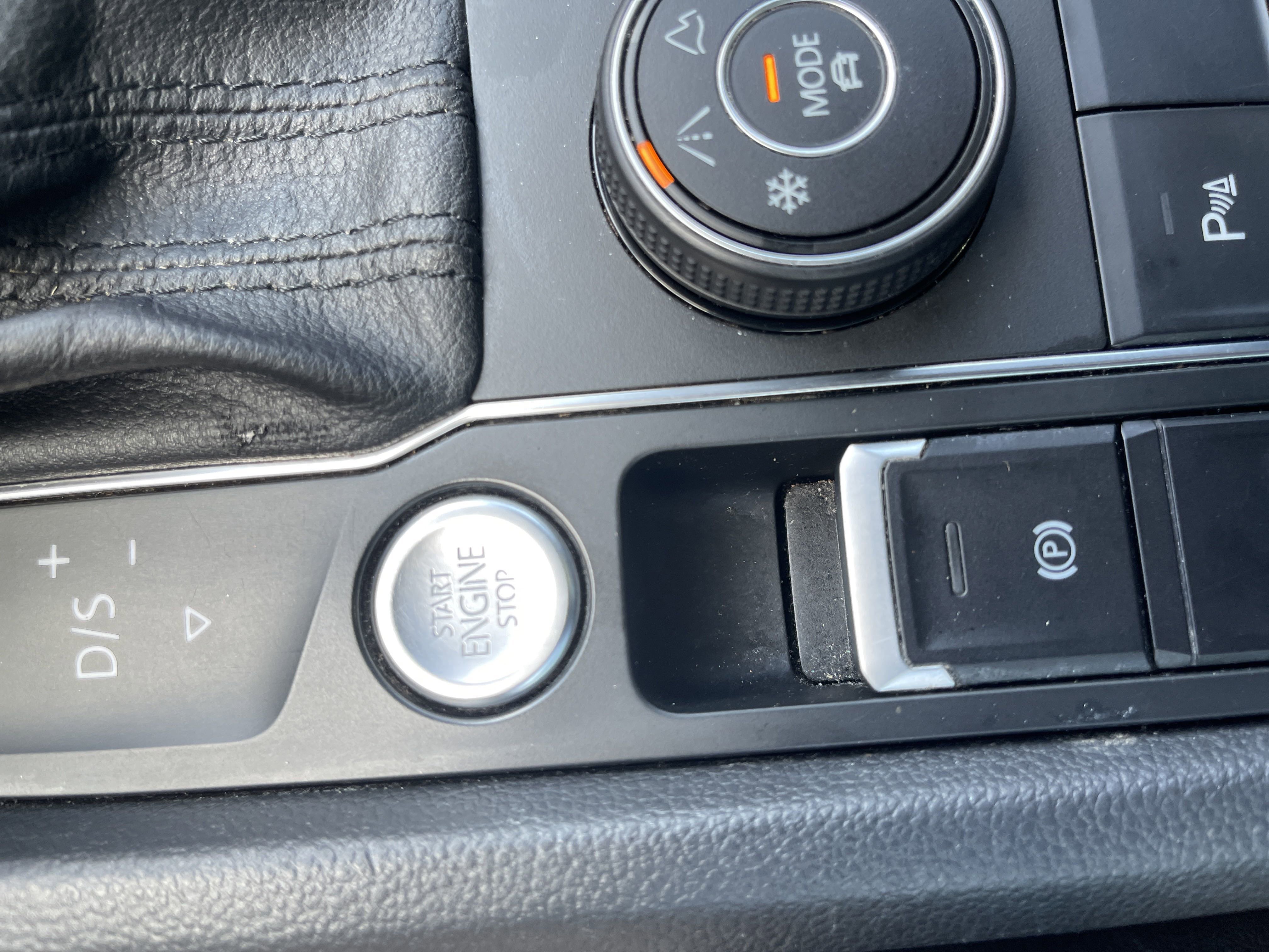 Used 2020 Volkswagen Atlas Cross Sport SEL image 27