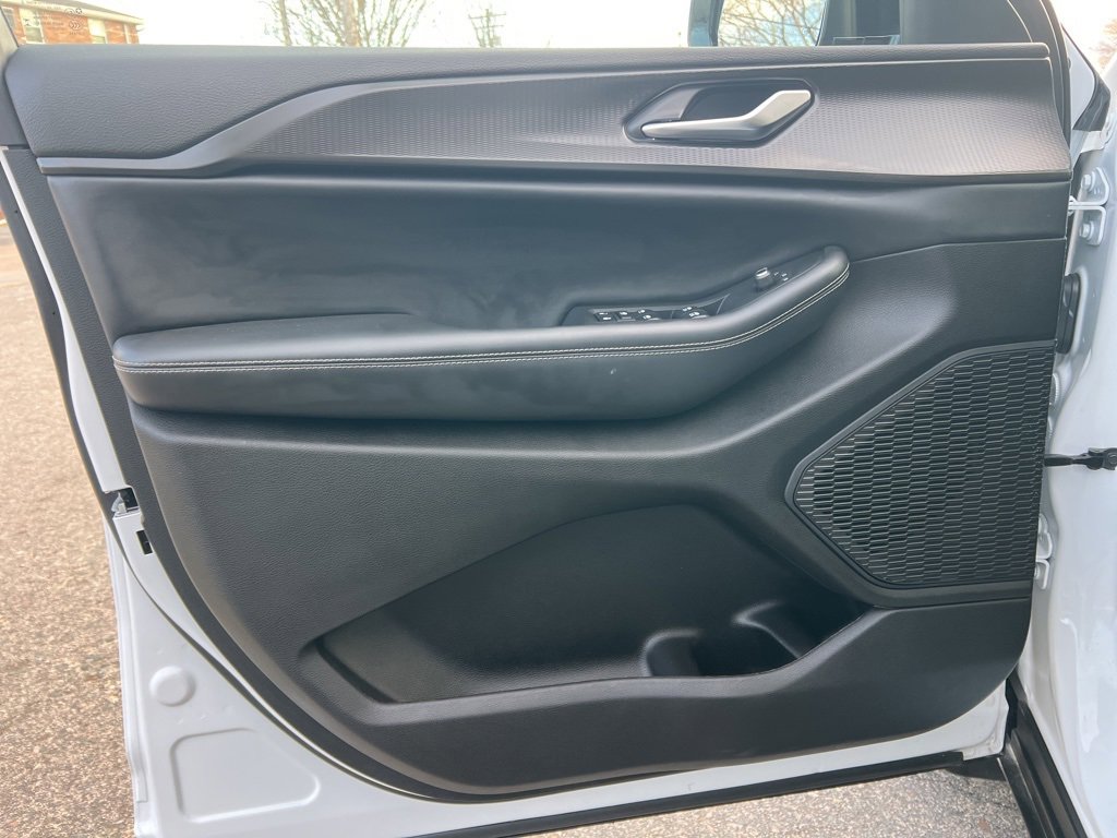 Used 2023 Jeep Grand Cherokee L Laredo image 10