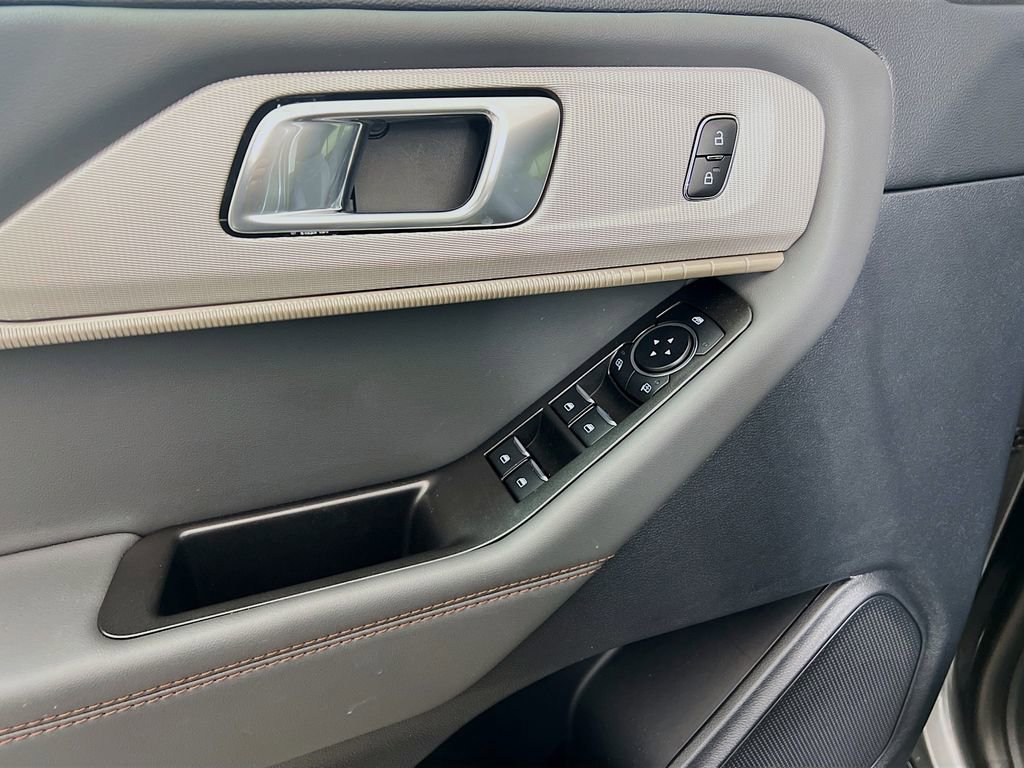 Used 2025 Ford Explorer Active image 23