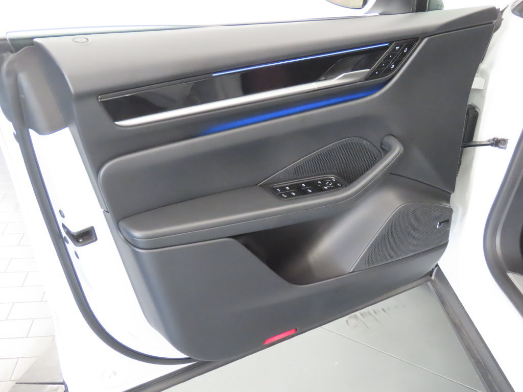 Certified 2025 Porsche Macan Electric w/ Premium Package RWD image 34