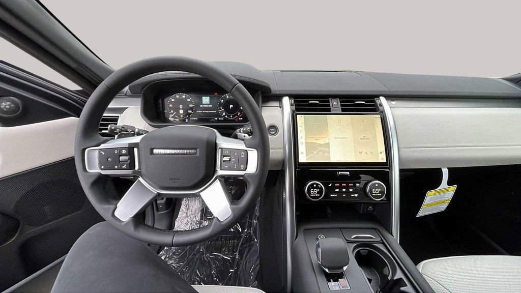 Used 2024 Land Rover Discovery Dynamic SE image 15