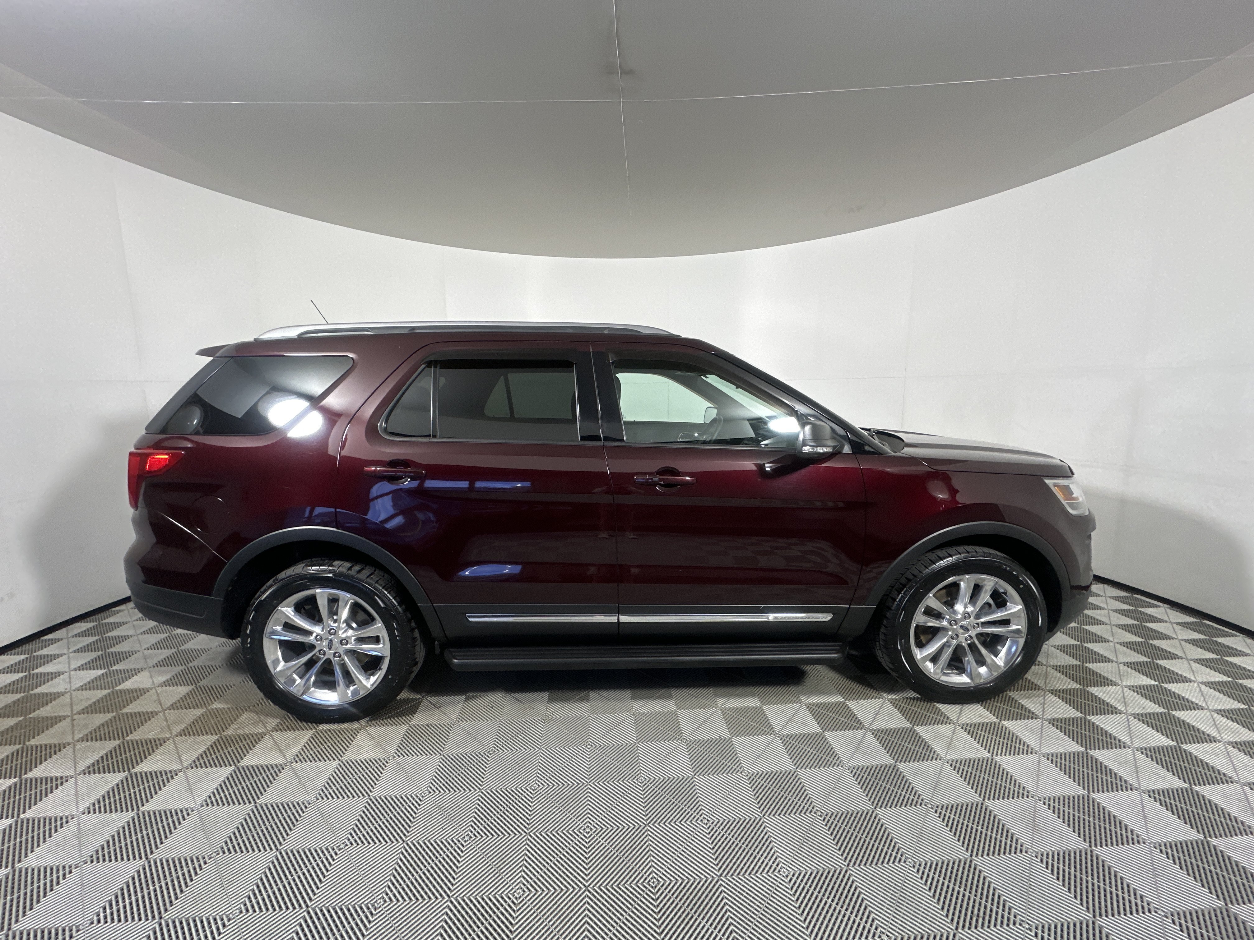 Used 2019 Ford Explorer XLT w/ Equipment Group 202A AWD/4WD image 8