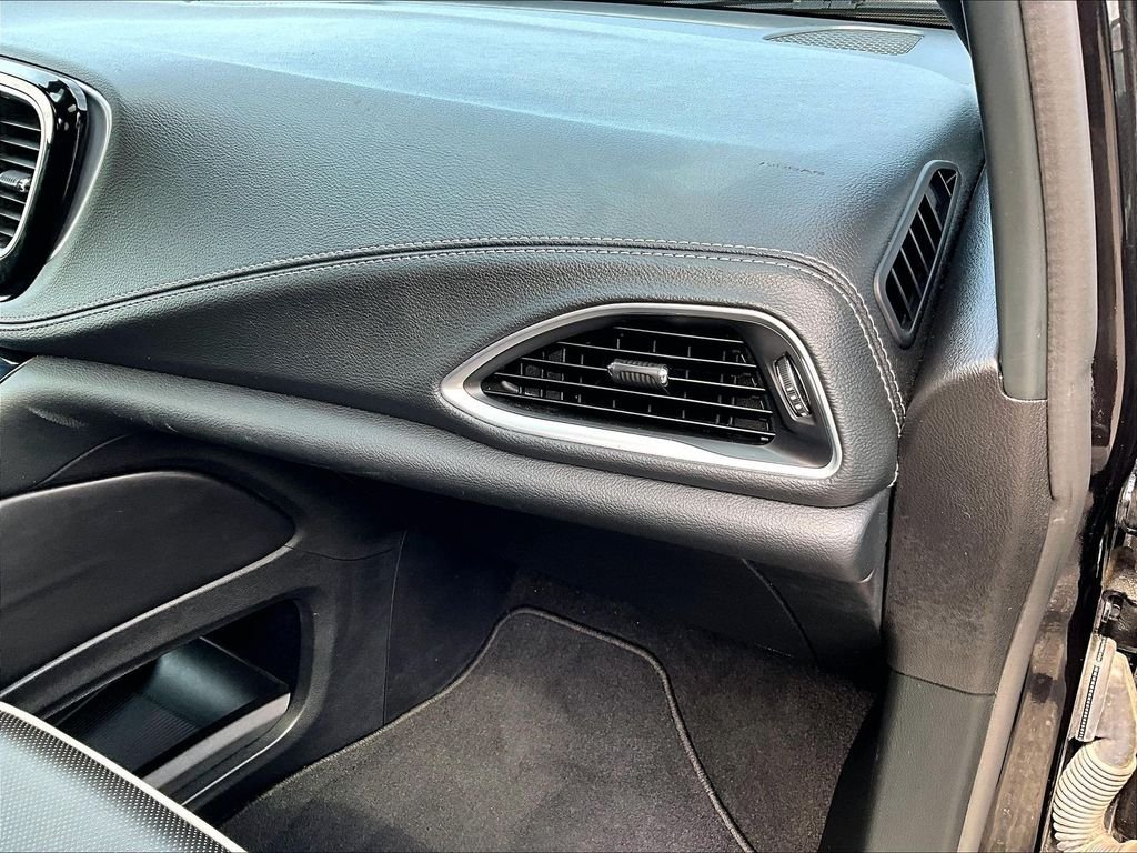 Used 2025 Chrysler Pacifica Limited FWD image 13