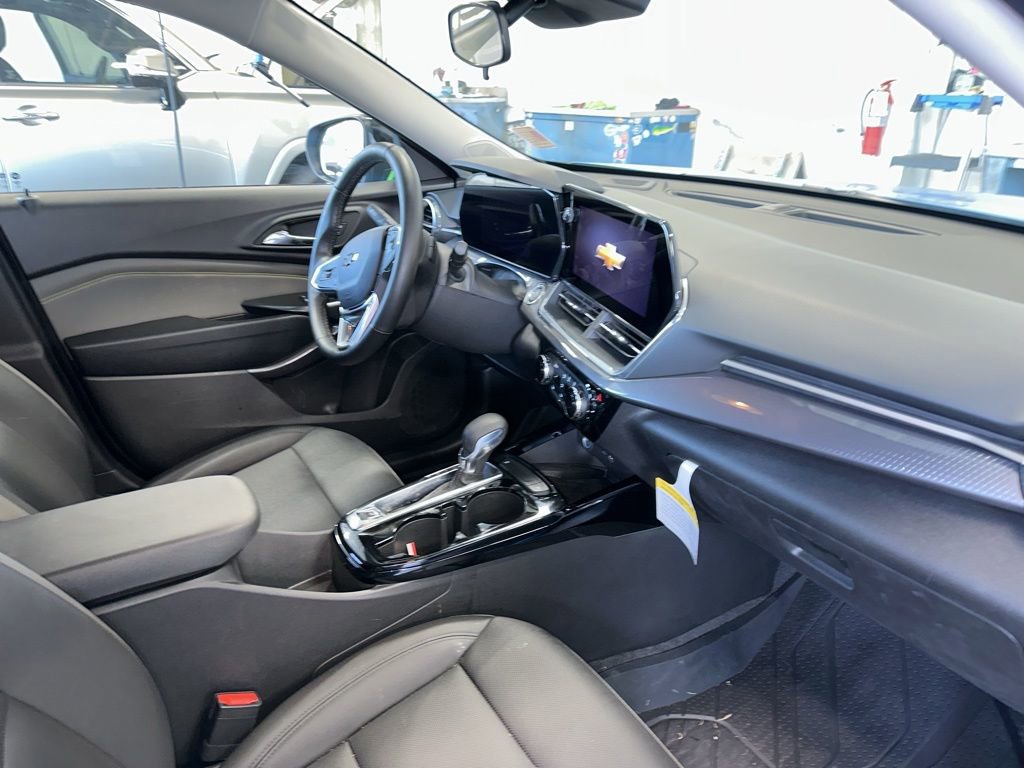 Used 2025 Chevrolet Trax ACTIV w/ Sunroof Package FWD image 3