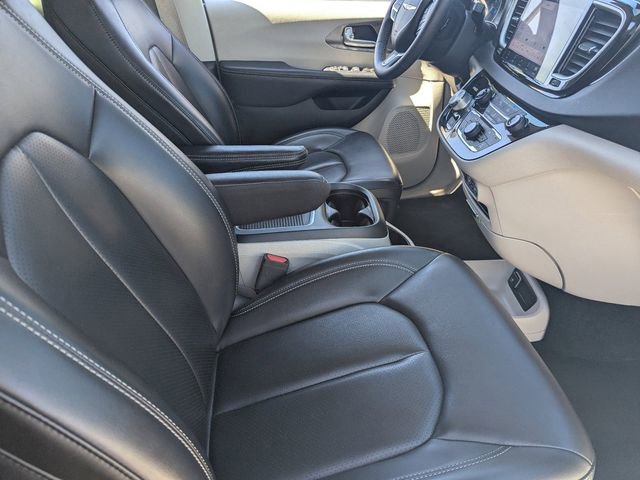 Used 2023 Chrysler Pacifica Touring-L FWD image 11