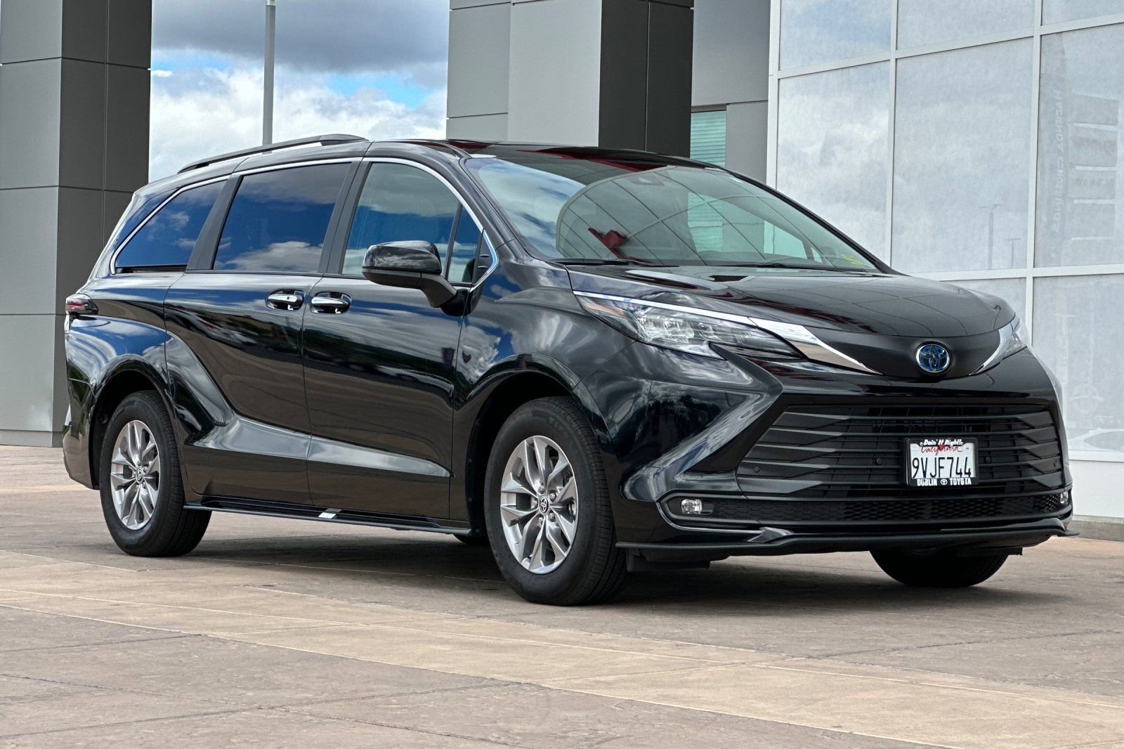 Used 2025 Toyota Sienna XLE w/ XLE Plus Package image 2