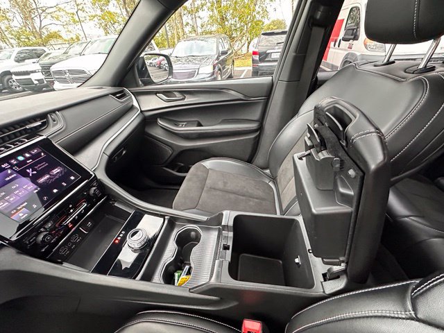 Used 2025 Jeep Grand Cherokee Altitude AWD/4WD image 27