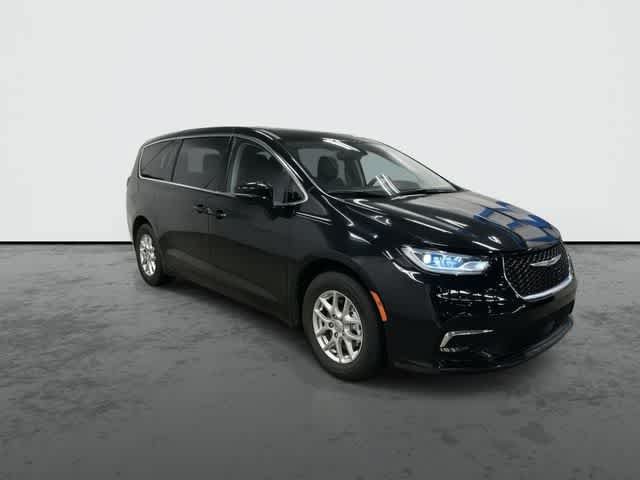 Used 2024 Chrysler Pacifica Touring-L FWD image 5