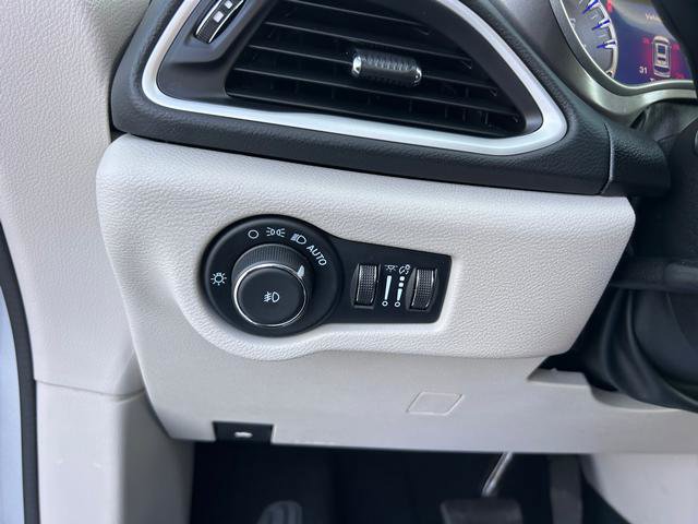 Certified 2024 Chrysler Pacifica Touring-L image 18