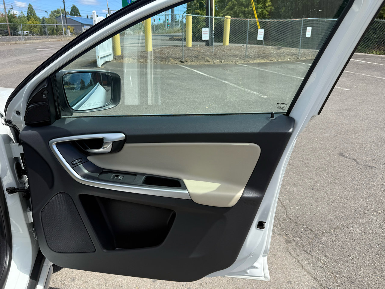 Used 2011 Volvo XC60 T6 R-Design w/ Convenience Pkg image 21