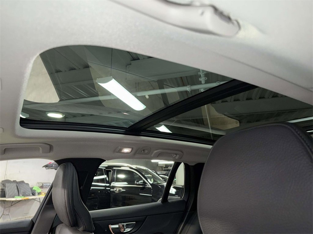 Used 2025 Volvo V60 B5 Cross Country Plus image 22