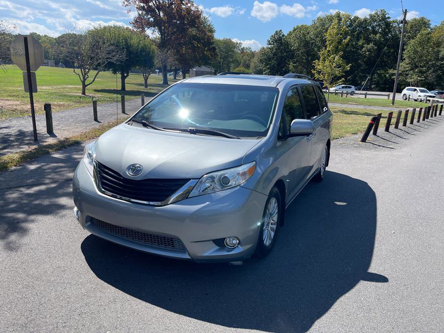 Used 2012 Toyota Sienna XLE w/ Entertainment Pkg FWD image 5