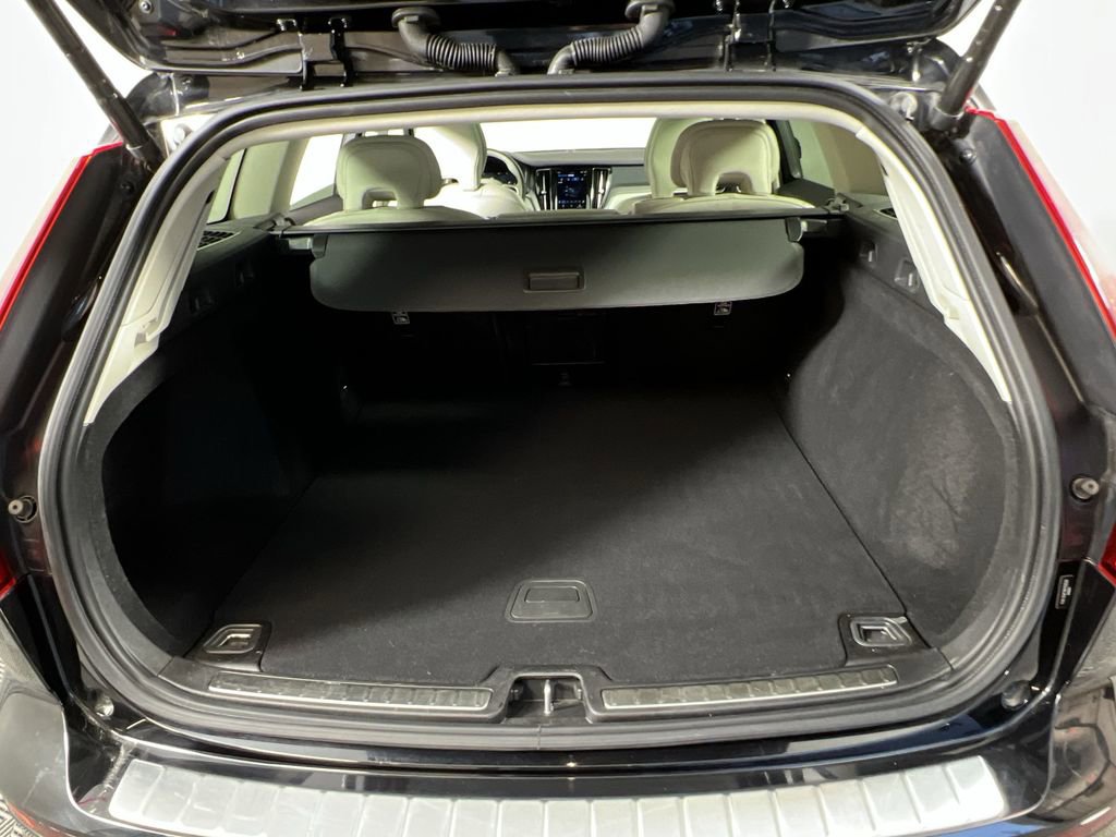 Certified 2024 Volvo V60 B5 Cross Country Plus w/ Protection Package Premier image 20