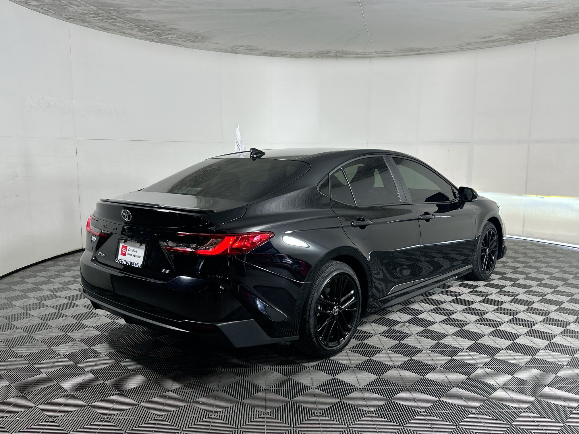 Used 2026 Toyota Camry SE FWD image 3