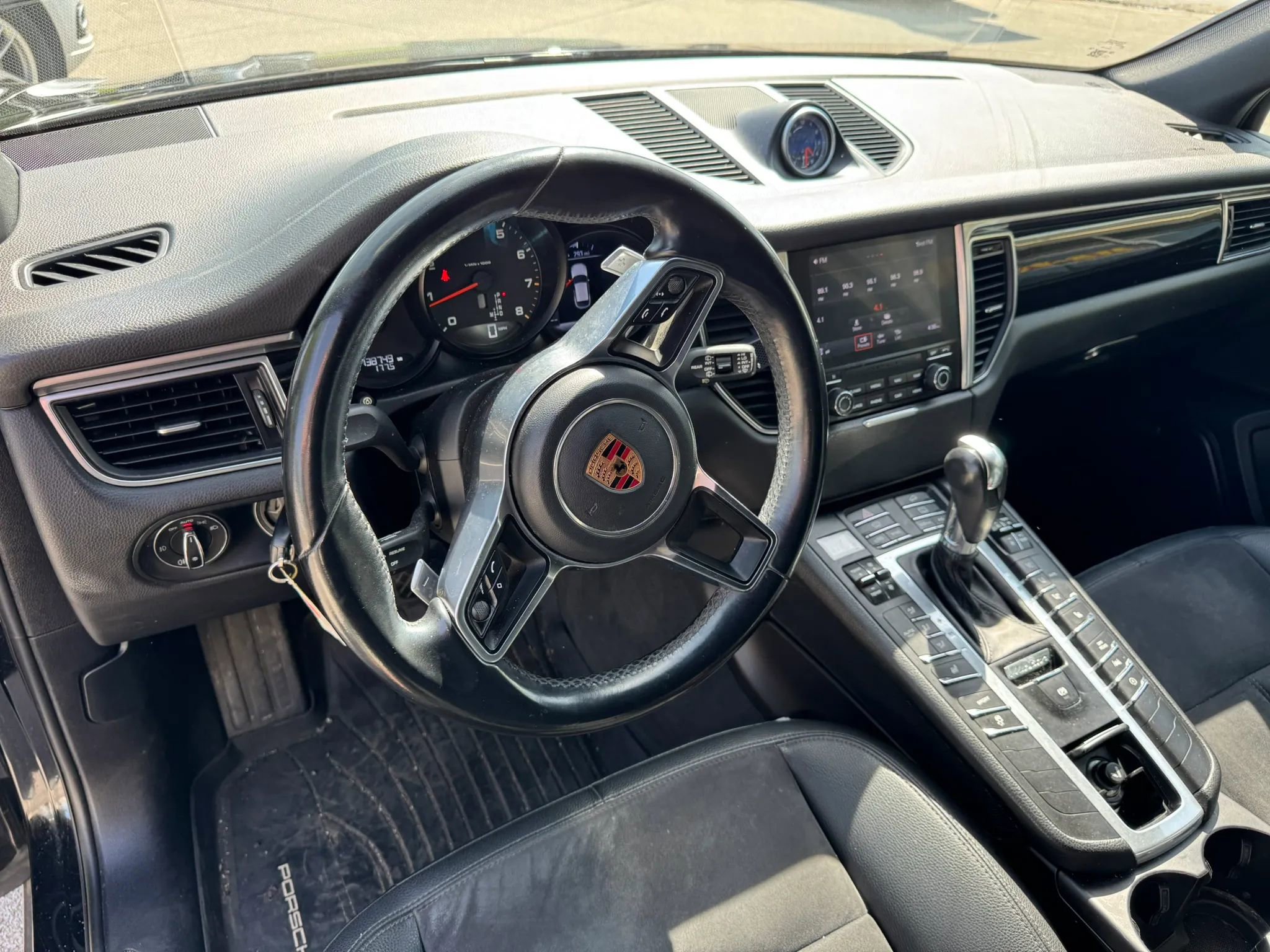 Used 2018 Porsche Macan Sport Edition AWD/4WD image 16