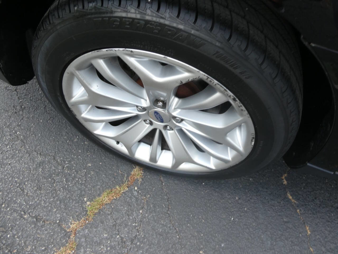 Used 2019 Ford Taurus Limited image 28