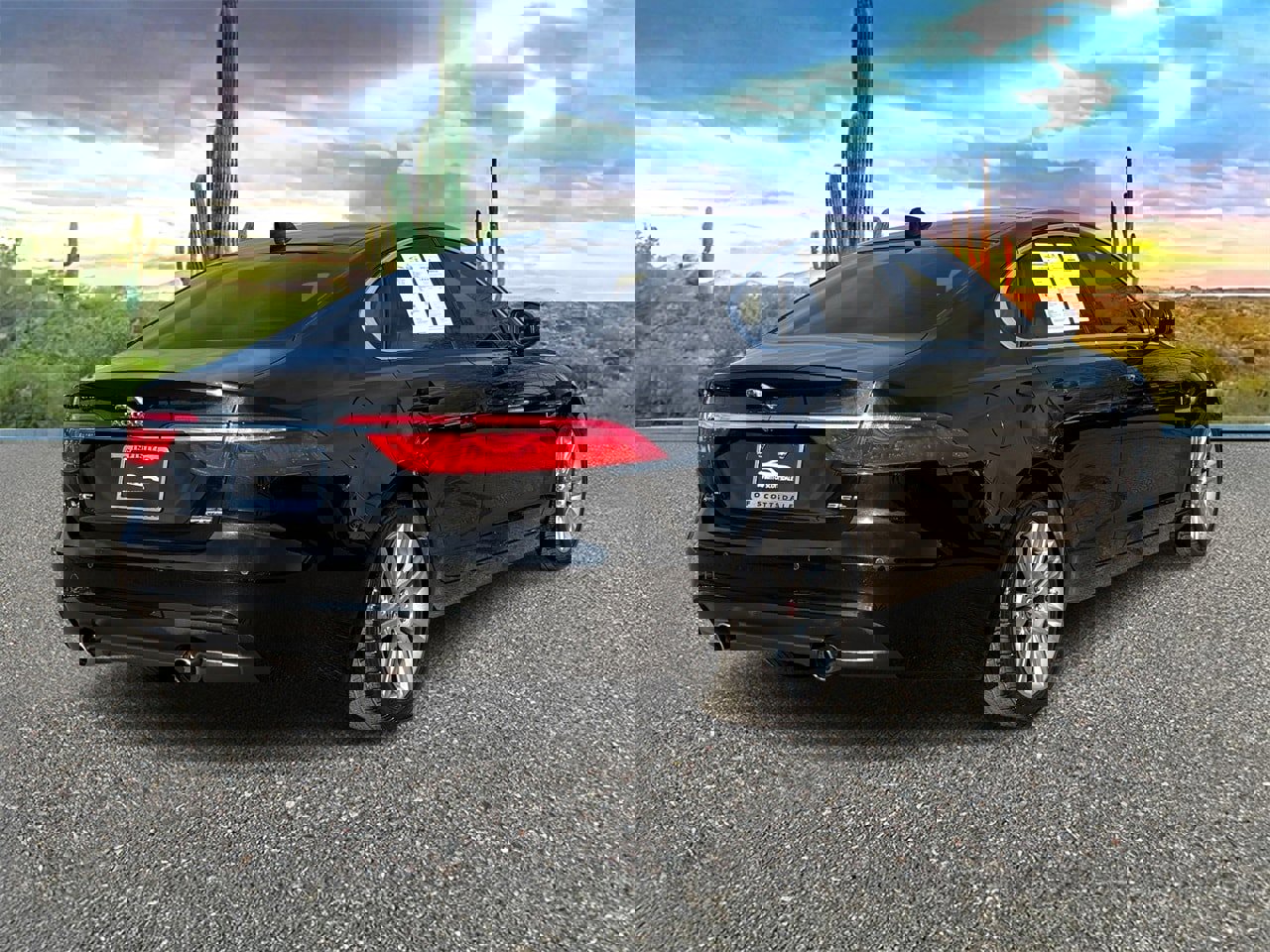 Used 2017 Jaguar XF Premium image 4