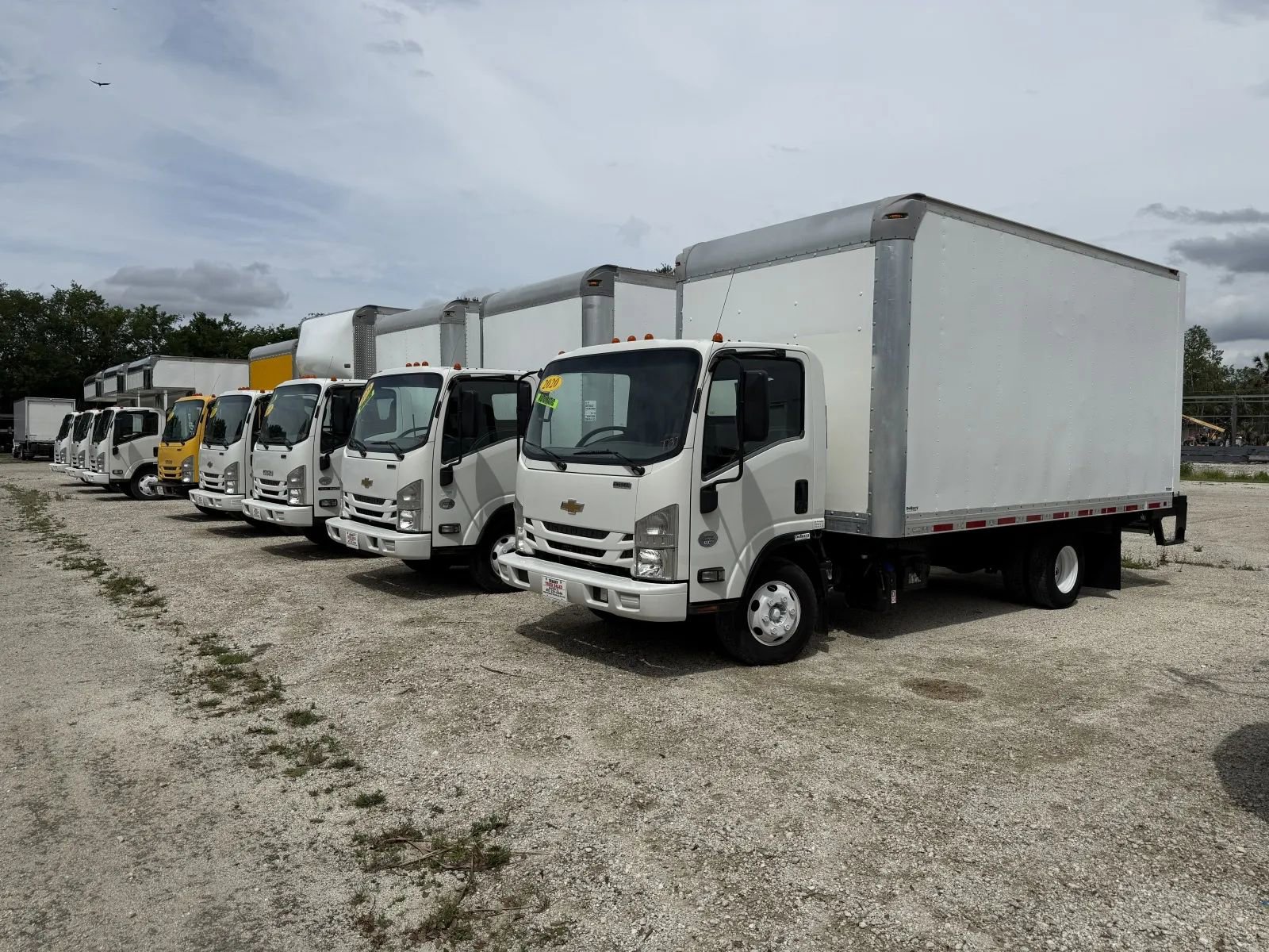 Used 2021 Isuzu NPR image 31