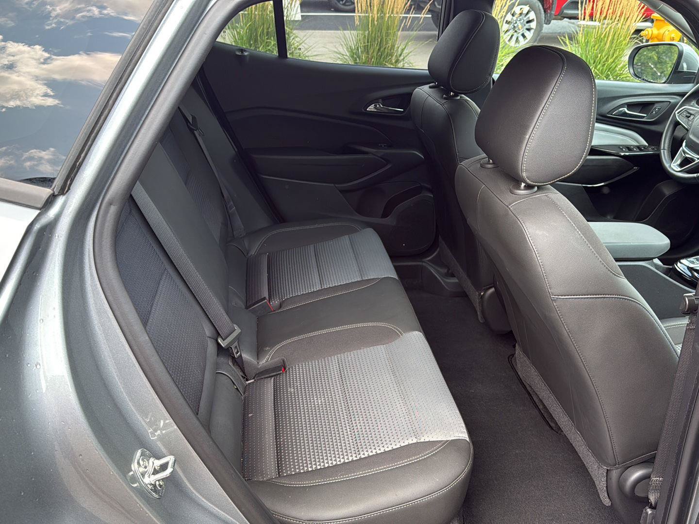 Used 2024 Chevrolet Trax LT w/ Sunroof Package FWD image 11