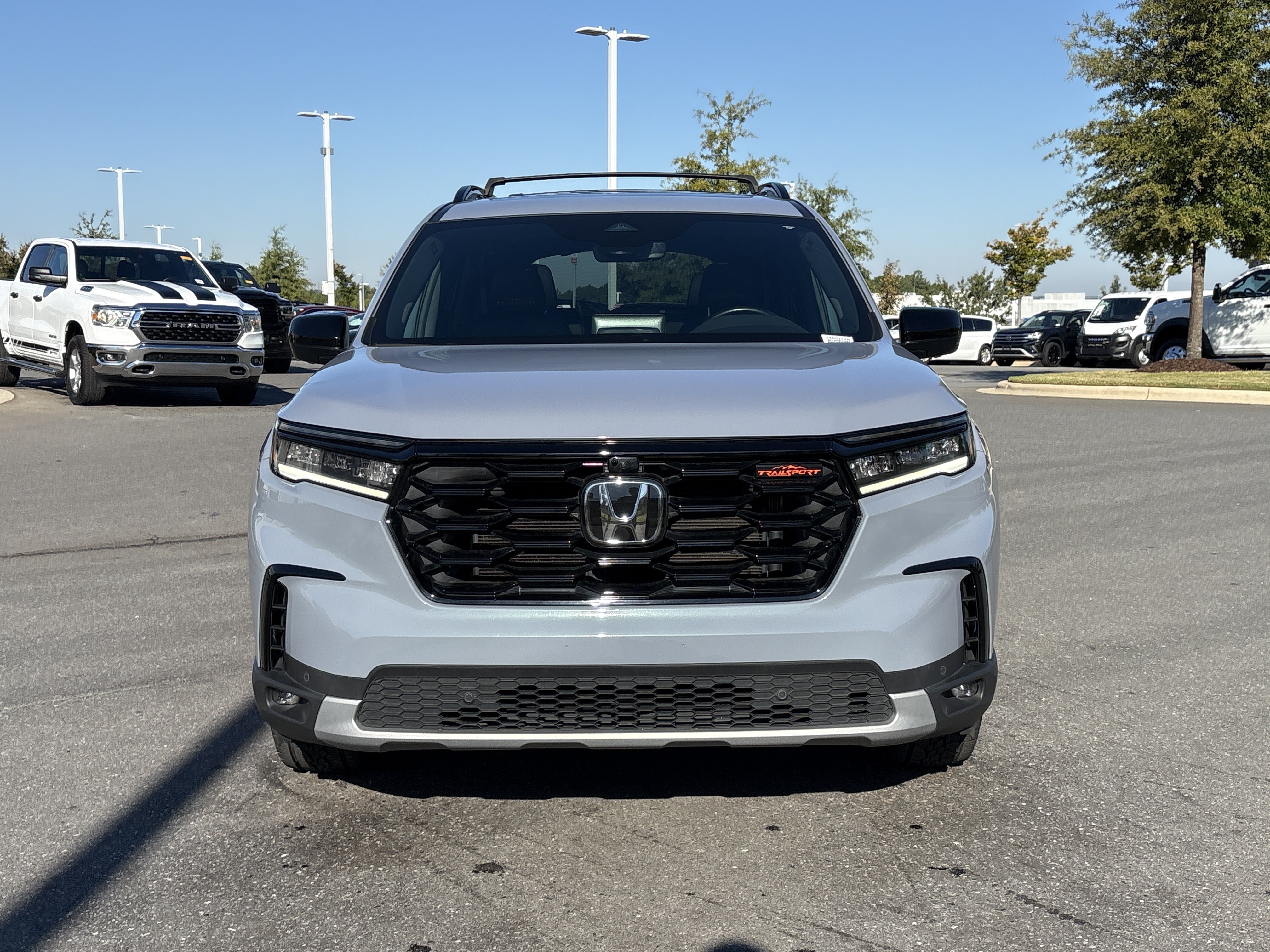 Used 2025 Honda Pilot TrailSport image 3