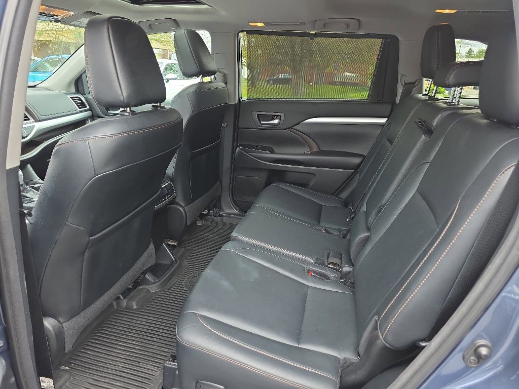 Used 2018 Toyota Highlander XLE AWD/4WD image 28
