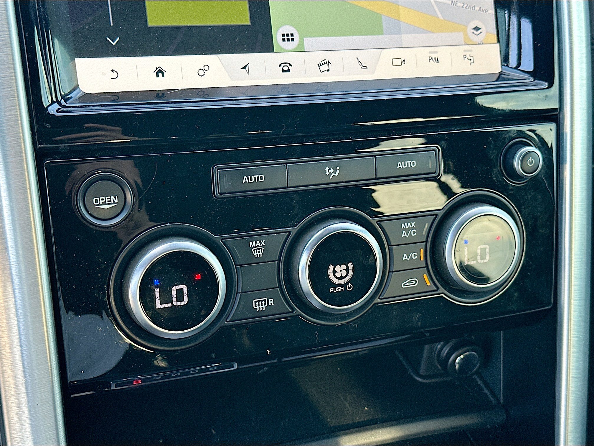 Used 2019 Land Rover Discovery HSE image 16