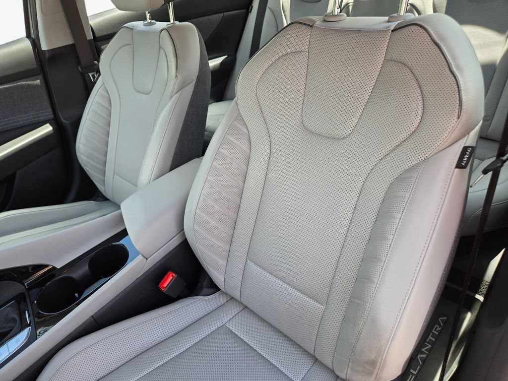 Certified 2025 Hyundai Elantra Limited FWD image 15