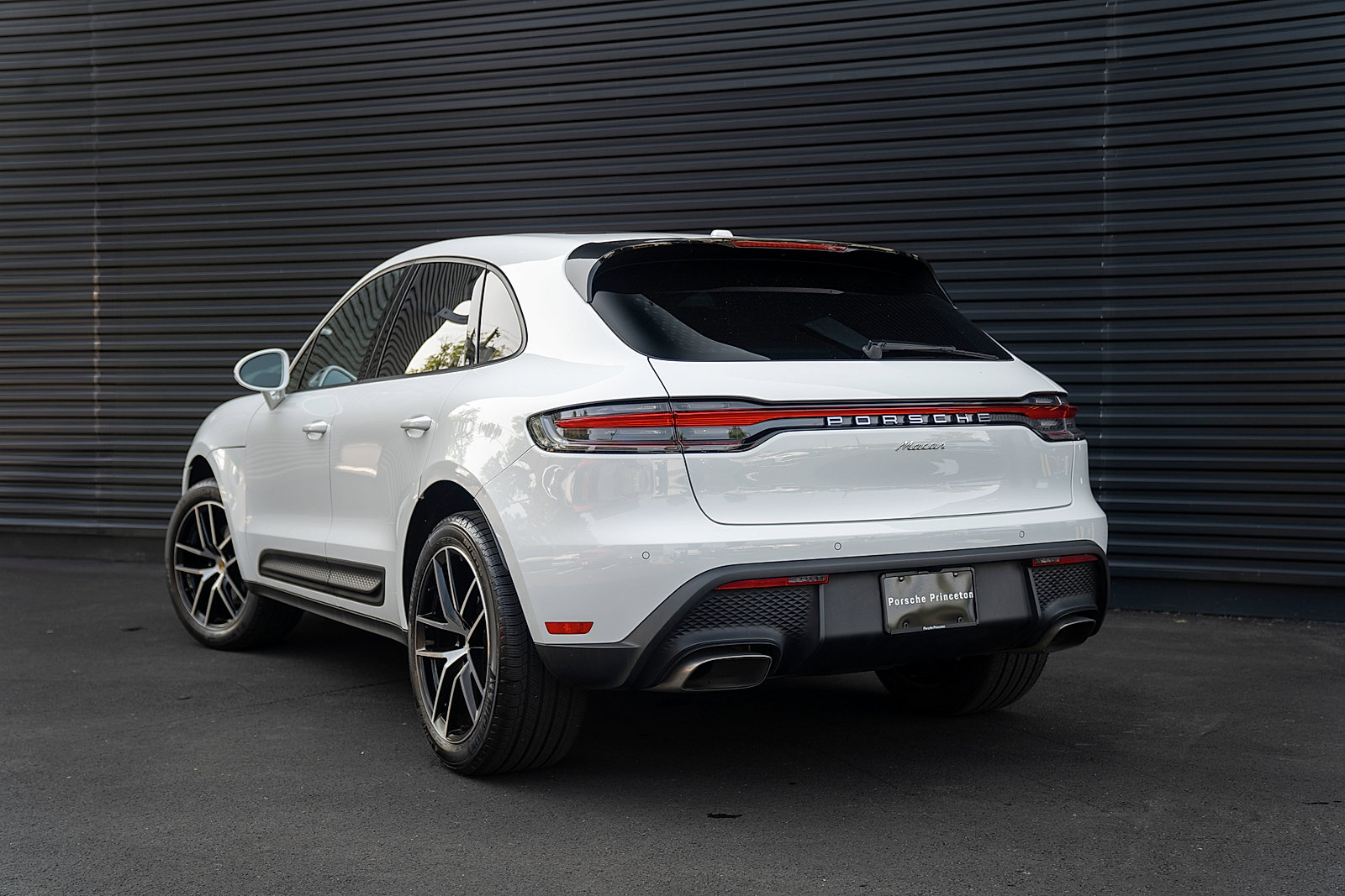 Certified 2025 Porsche Macan AWD/4WD image 3