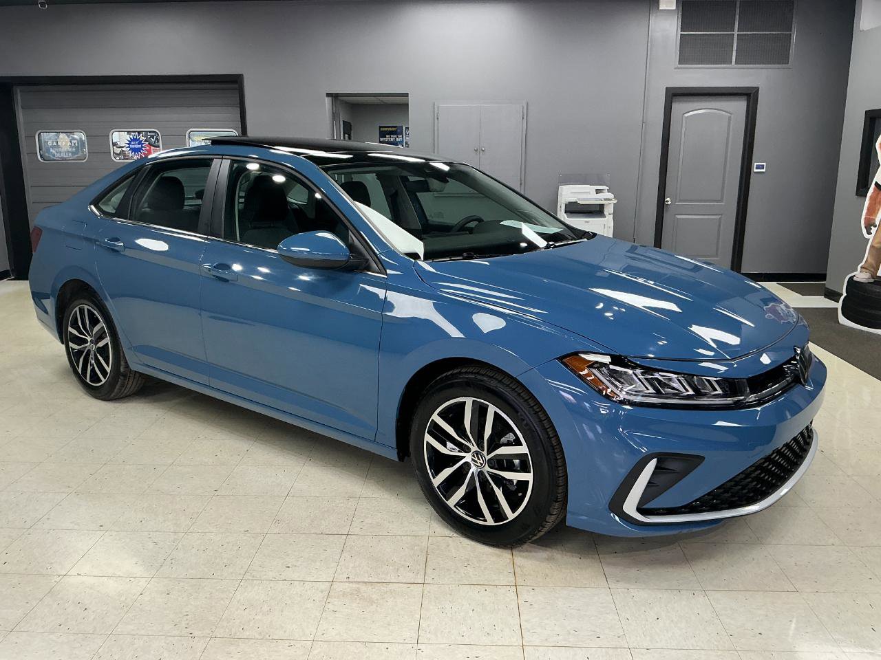 Used 2025 Volkswagen Jetta SE image 2