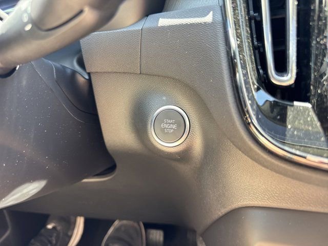 New 2025 Volvo XC40 B5 Core w/ Protection Package Premier image 27