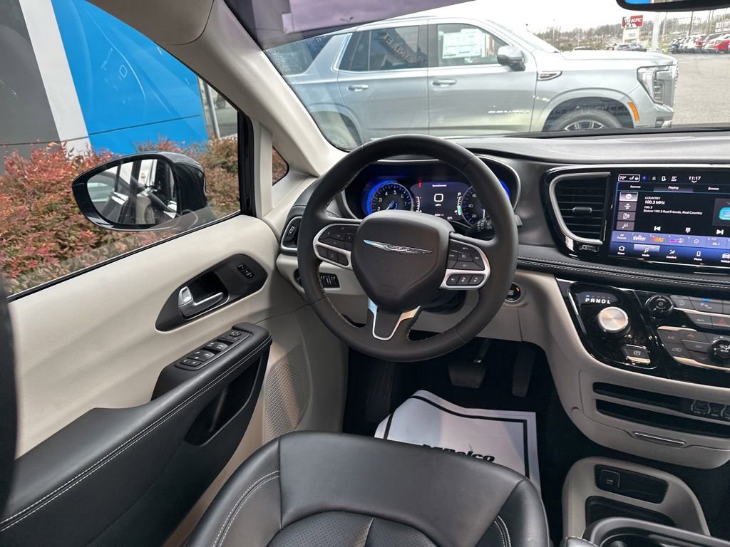 Used 2024 Chrysler Pacifica Touring-L image 14