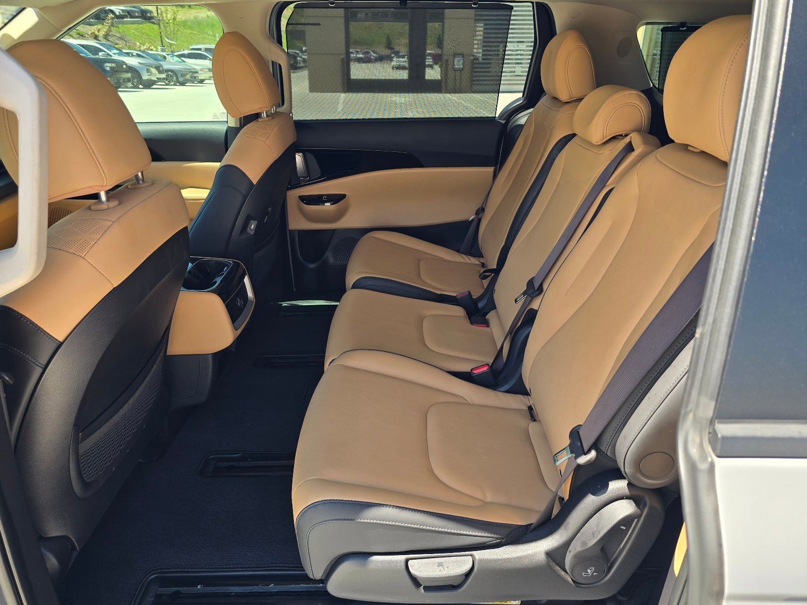 Used 2024 Kia Carnival EX FWD image 11