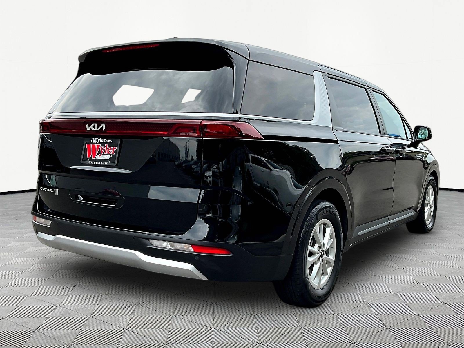 Used 2024 Kia Carnival LX FWD image 6
