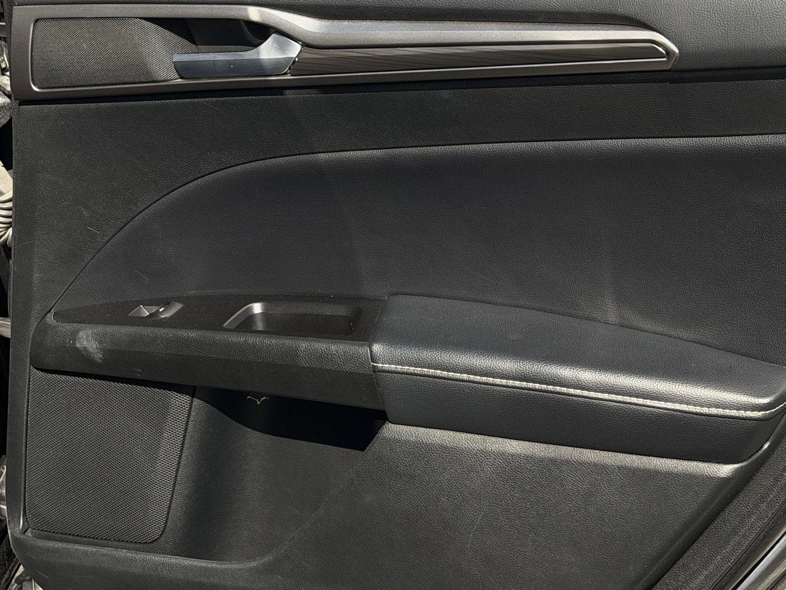 Used 2017 Ford Fusion SE w/ Fusion SE Technology Package image 25