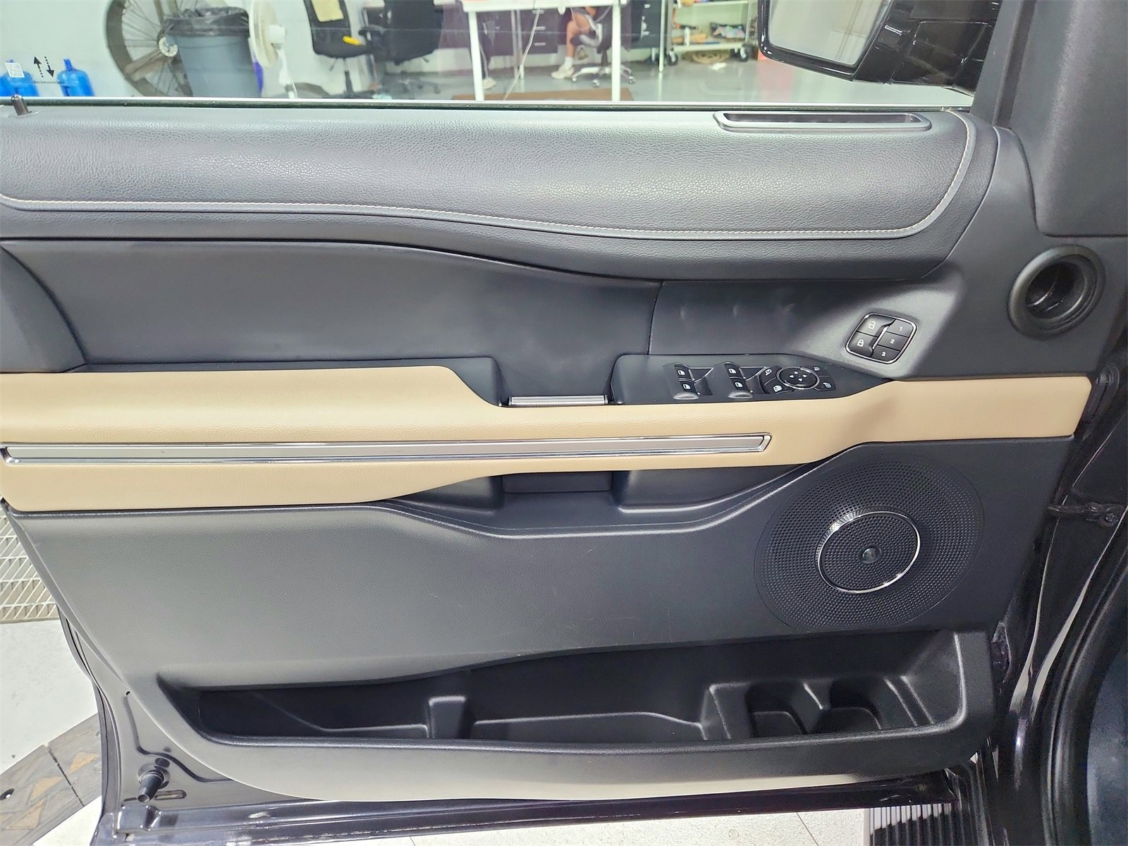 Used 2024 Ford Expedition Limited image 37