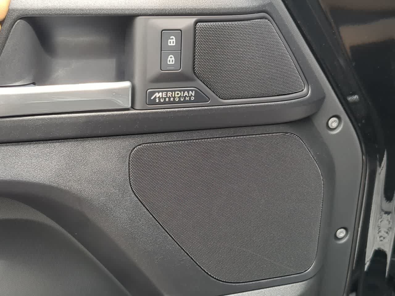 Certified 2025 Land Rover Defender 110 V8 AWD/4WD image 33