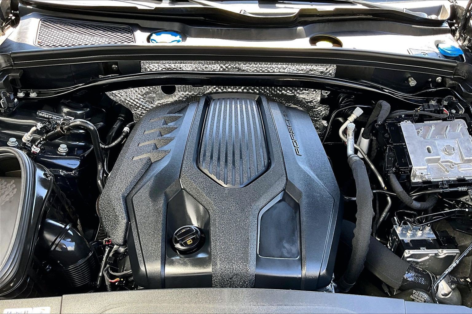 Used 2024 Porsche Macan Turbo AWD/4WD image 10