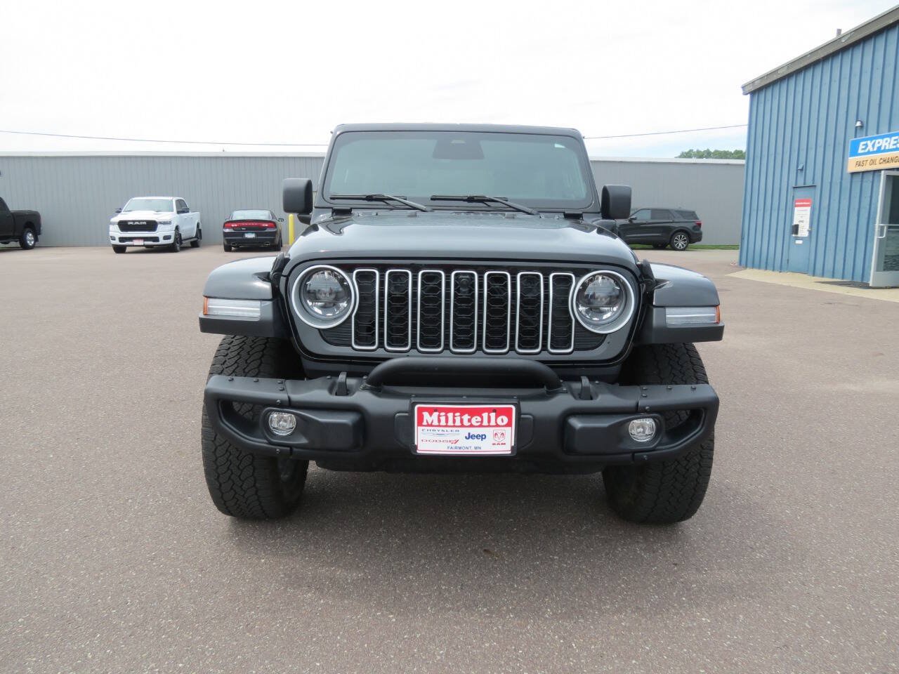 Used 2025 Jeep Wrangler Unlimited Sahara AWD/4WD image 3