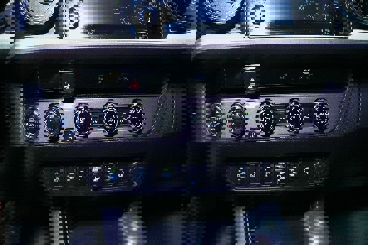 Used 2018 Toyota Tacoma TRD Sport w/ Technology Package image 20