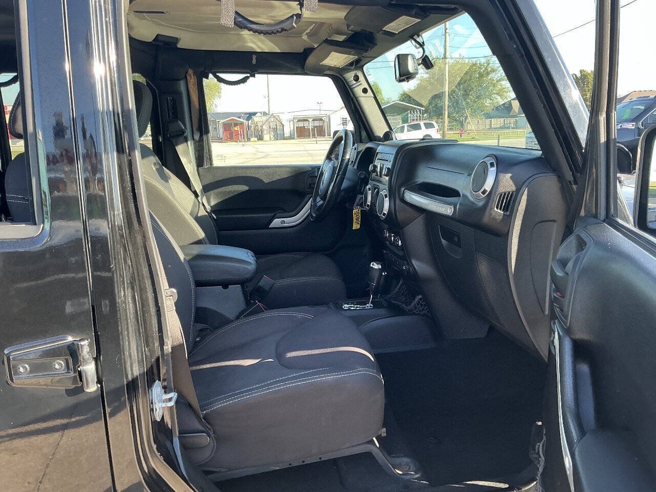 Used 2014 Jeep Wrangler Unlimited Sahara w/ Connectivity Group AWD/4WD image 15