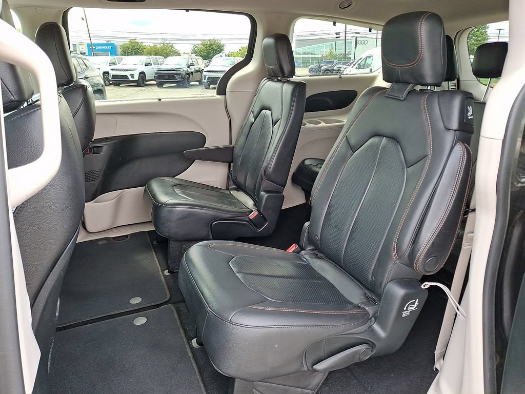Used 2018 Chrysler Pacifica Touring-L FWD image 13