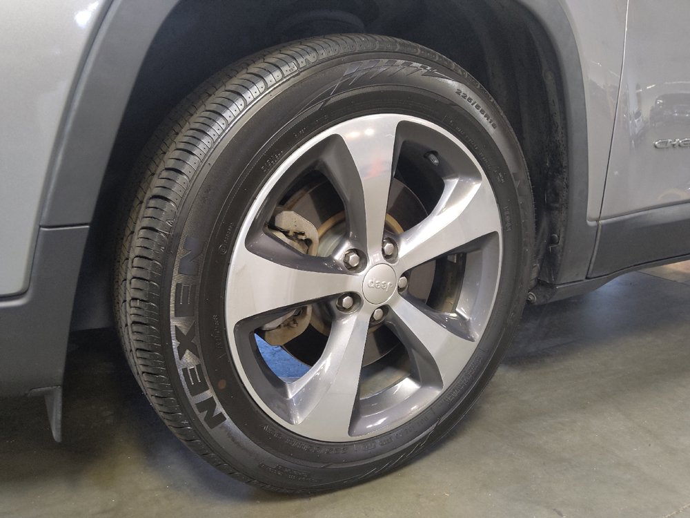 Used 2019 Jeep Cherokee Limited FWD image 31