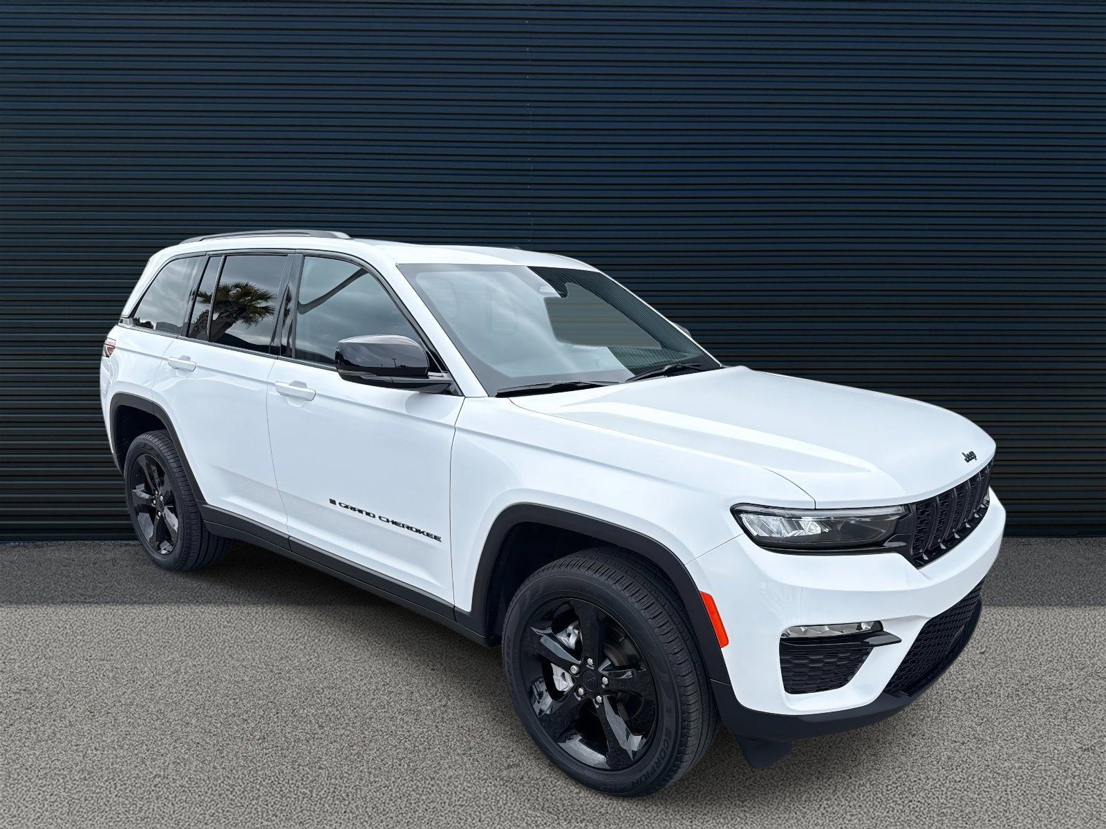 Used 2025 Jeep Grand Cherokee Limited w/ Black Appearance Package image 9