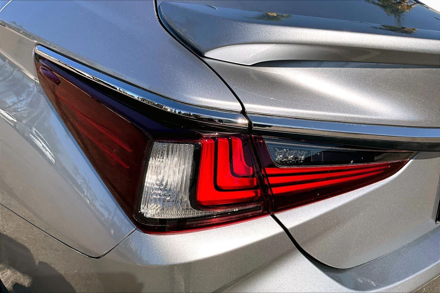 Used 2022 Lexus ES 300h w/ Accessory Package FWD image 27