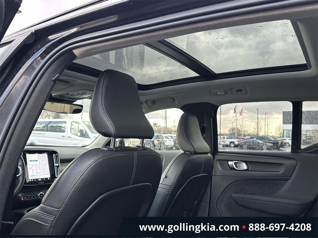 Used 2025 Volvo XC40 B5 Plus image 14