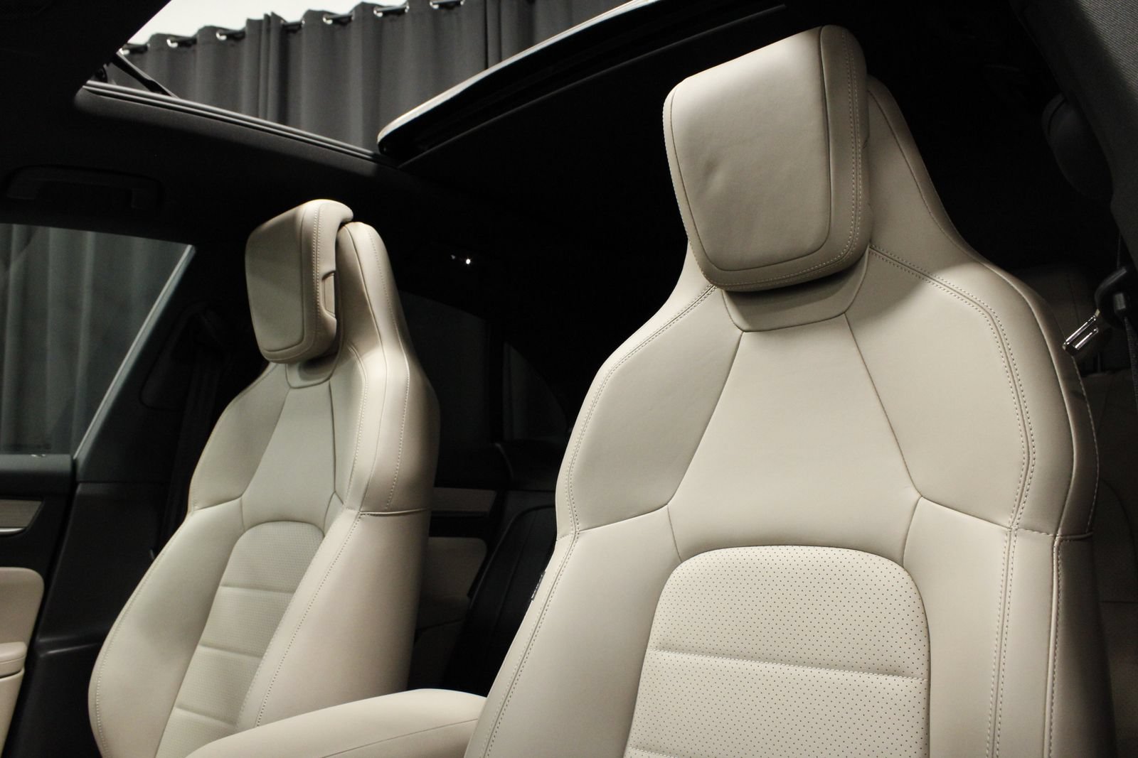 Certified 2025 Porsche Macan Electric RWD image 18